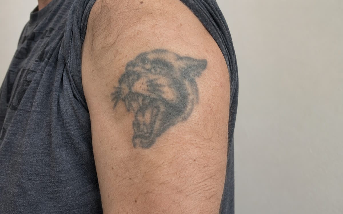 En gammel, falmet tatovering før cover-up